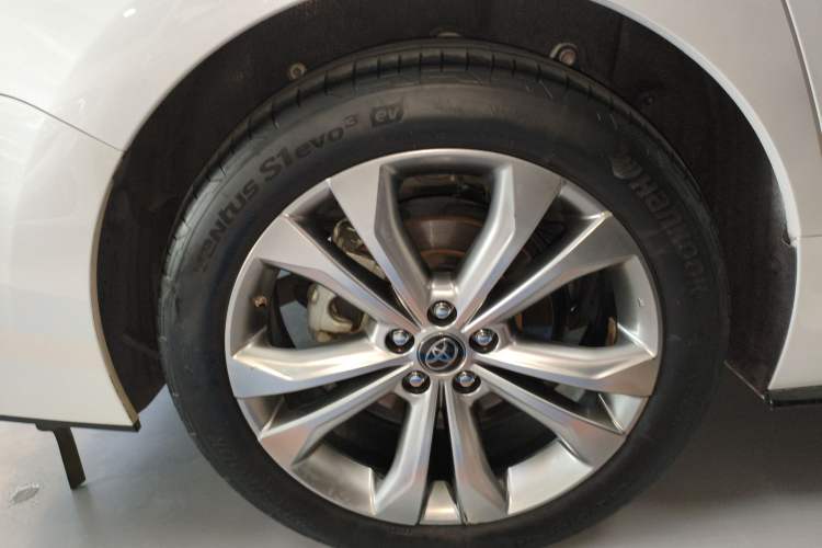 Used Toyota SIENNA 2023 2.5L Hybrid Platinum Edition Right Rear Wheel Hub