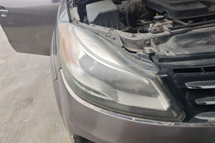 Used JMC Yusheng S350 2013 2.4T Automatic 2WD Diesel Luxury Edition 5 Seats Right Front Headlight