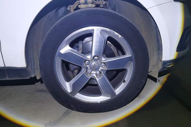 Used Audi Q5 2013 40 TFSI Comfort Edition Right Front Wheel Hub