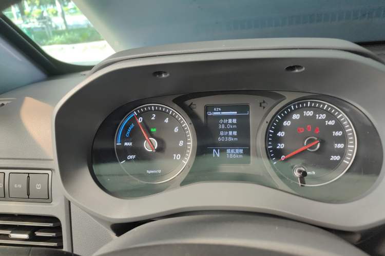 Used Wuling Yangguang 2024 300km Comfort-Grade Passenger Van 60kW
