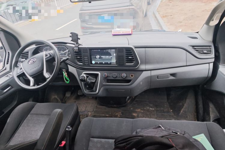 Used SAIC MAXUS Xintu V80 2023 2.0T Manual Classic Aoyuntong Long Wheelbase Mid-Height 6/7/8/9-Seater Center Console