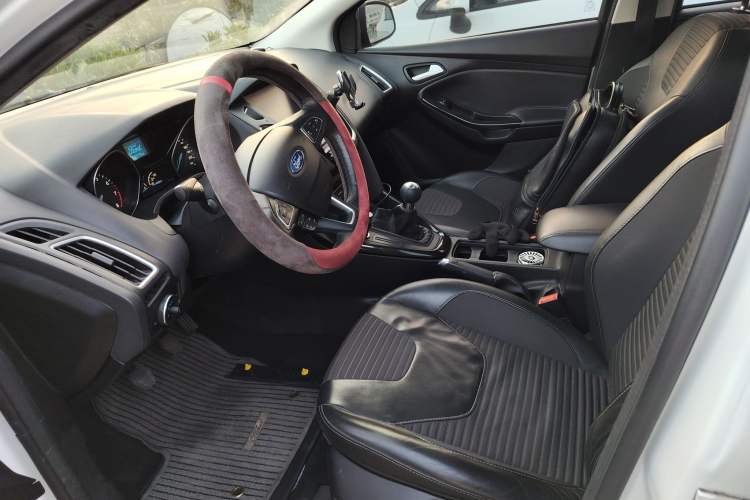 Used Ford Focus 2015 Hatchback EcoBoost 125 Manual – Ultra-Style Edition