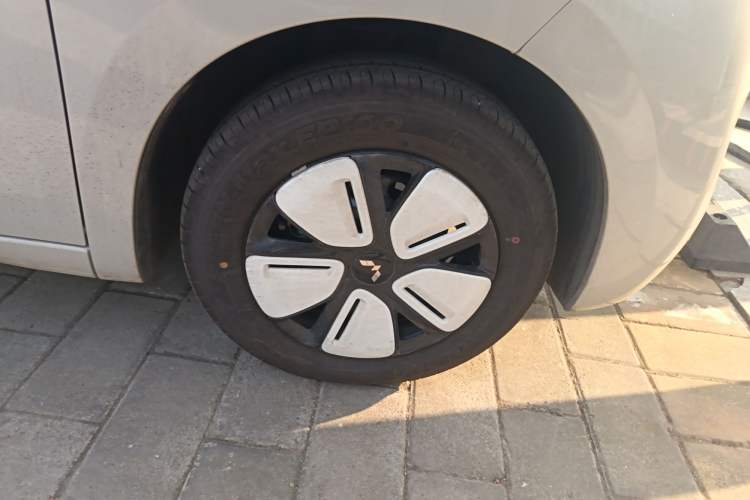 Used Wuling Hongguang MINIEV 2025 Four-Door Version Advanced Edition Right Front Wheel Hub