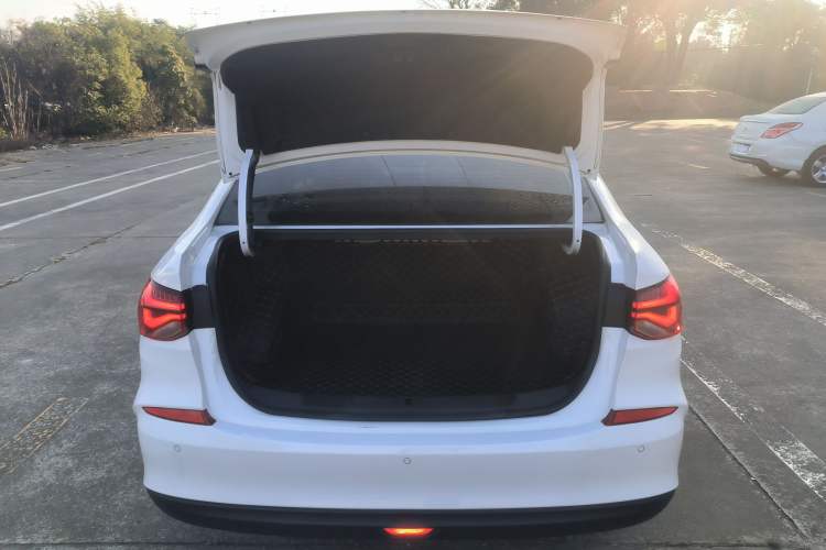 Used Chevrolet Monza 2020 320 Automatic Enjoyment Edition Trunk