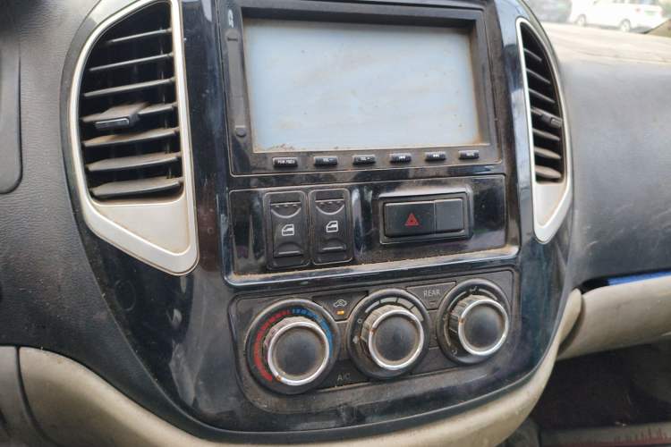 Used FORTHING Lingzhi 2016 M3 1.6L 7-Seater Luxury Model China IV Standard Audio And AC Panel