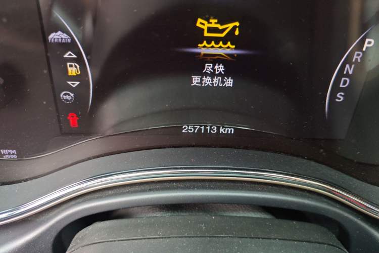 Used Jeep Grand Cherokee 2015 3.0L Comfort Navigation Edition Odometer Close Up