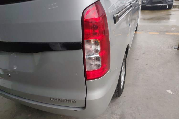 Used Wuling Hongguang V 2022 1.5L Jingqu Edition Electric-Assist LAR Right Rear Taillight