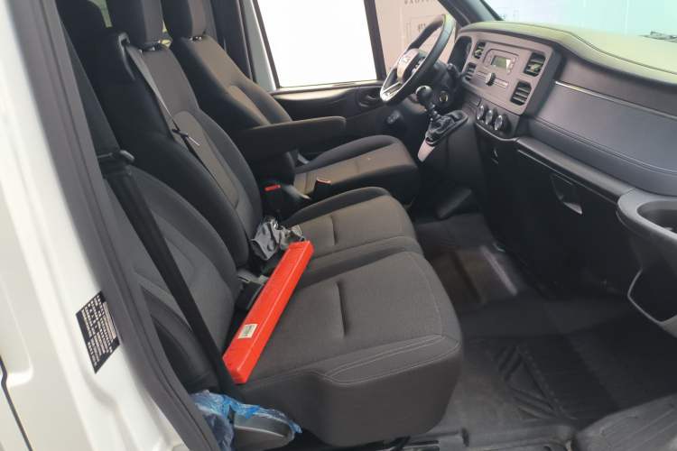 Used JMC Fushun 2023 2.0T Manual Short-Wheelbase Mid-Height Commercial Multi-Purpose 5-Seater Passenger Vehicle Right Front Seat