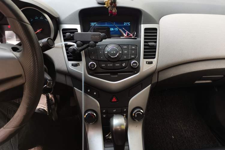 Used Chevrolet Cruze 2013 1.8L SE AT Audio And AC Panel