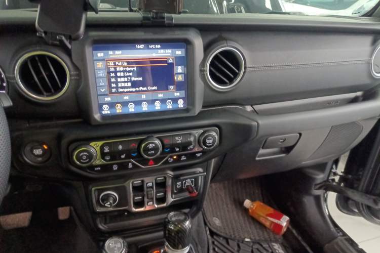 Used Jeep Wrangler 2019 2.0T Sahara Four-Door Version China VI Emission Standard