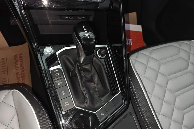 Used Volkswagen Tayron 2024 300TSI Two-Wheel-Drive Luxury Plus Advanced Version Gear Lever