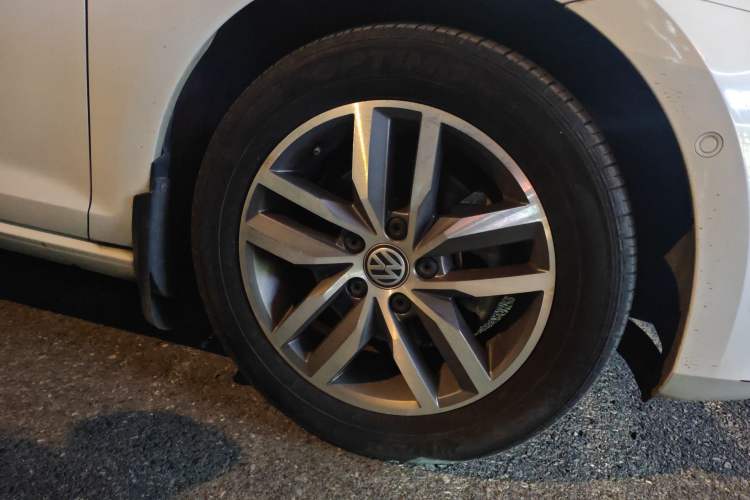 Used Volkswagen Golf 2017 230TSI Automatic Luxury Million-Vehicle Commemorative Edition Right Front Wheel Hub