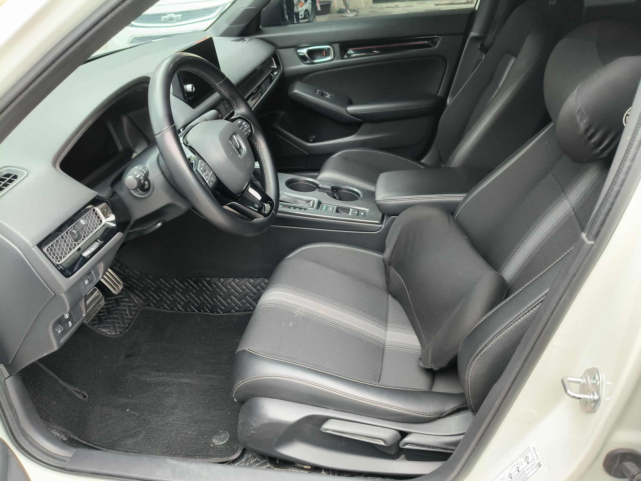 Переднее сиденье в автомобиле