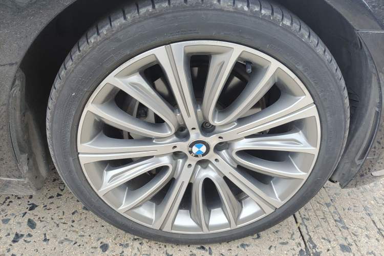 Used BMW 7 Series 2018 740Li Leading Model Excellence Package Right Front Wheel Hub