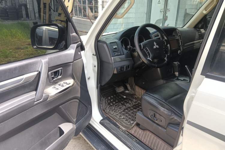 Used Mitsubishi Pajero 2016 3.0L Automatic Luxury Edition China IV