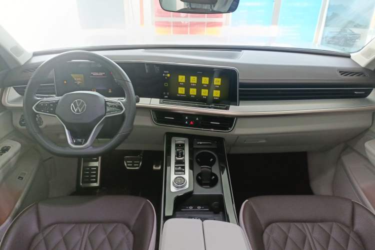 Used Volkswagen Tavendor 2024 Facelifted 380TSI All-Wheel Drive R-Line Cruise Premium Edition Center Console