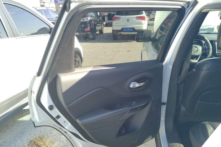 Used Jeep Cherokee 2014 2.4L Luxury Edition