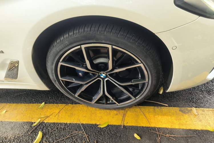 Used BMW 5 Series 2023 530Li Luxury Edition M Sport Package Right Front Wheel Hub