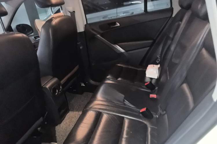 Used Volkswagen Tiguan 2012 1.8TSI Automatic Two-Wheel Drive Zhaoshi Edition Left Rear Seat