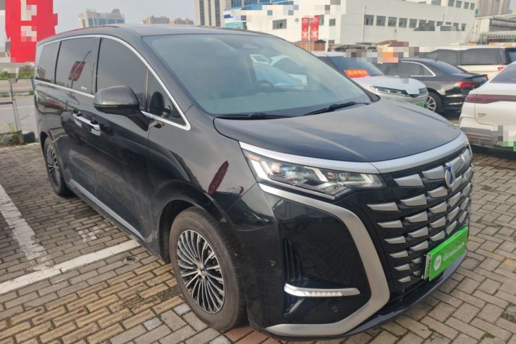 Used Denza D9 2022 DM-i 1040 Prestige Model Front Right 45 Deg