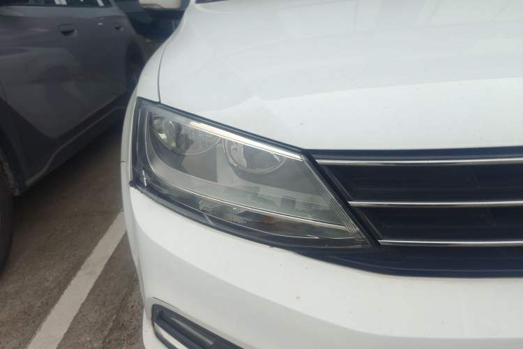 Used Volkswagen Sagitar 2017 1.6L Manual Comfort Model Right Front Headlight