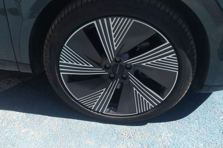 Used Lynk & Co 08 EM-P 2025 120km Long-Range Halo Right Front Wheel Hub