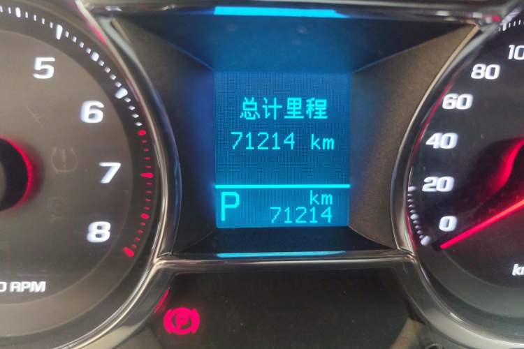 Used Chevrolet Captiva 2015 2.4L 4x4 Flagship Edition 7-Seater Odometer Close Up