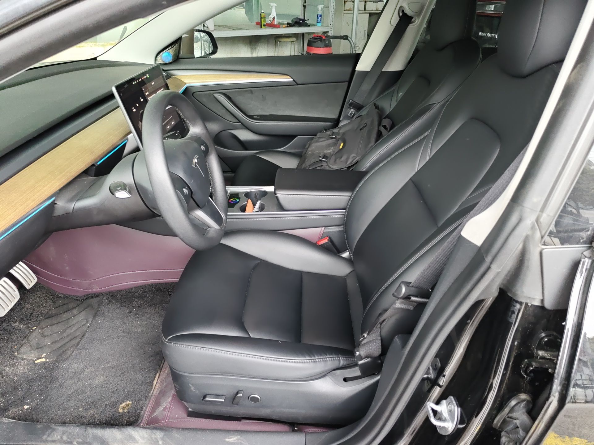 Переднее сиденье в автомобиле