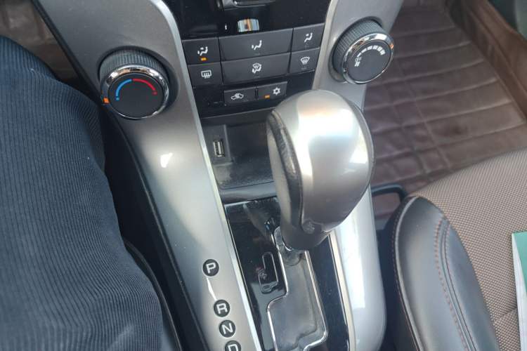 Used Chevrolet Cruze 2015 Hatchback 1.6L Automatic Comfort Edition Gear Lever