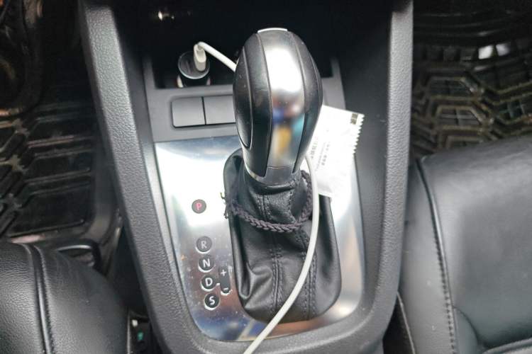 Used Volkswagen Sagitar 2012 1.6L Automatic Comfort Edition Gear Lever