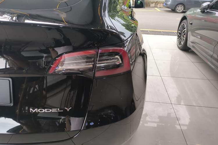 Used Tesla Model Y 2023 Long-Range All-Wheel-Drive Version