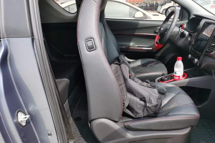 Used Chery QQ Little Ant 2022 Revised Version 2 Sweet Pink Edition Full-Sugar Version 30.6 kWh 30 kW 301 km Right Front Seat