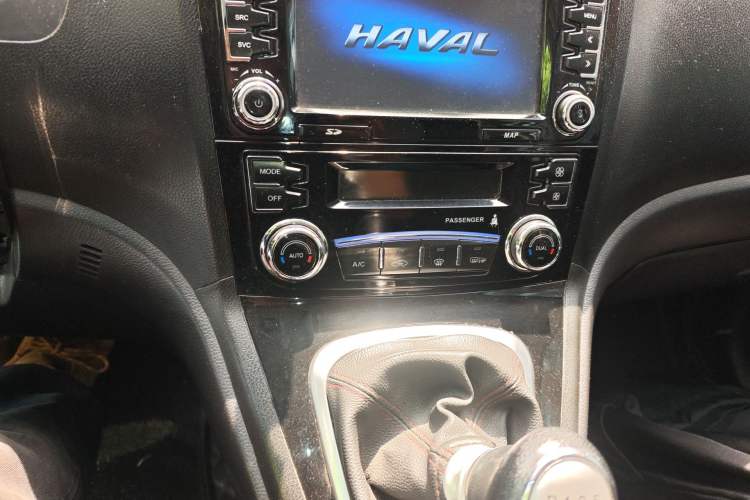 Used Haval H6 2015 Upgraded Model 1.5T Manual Two-Wheel Drive Elite Version Audio And AC Panel