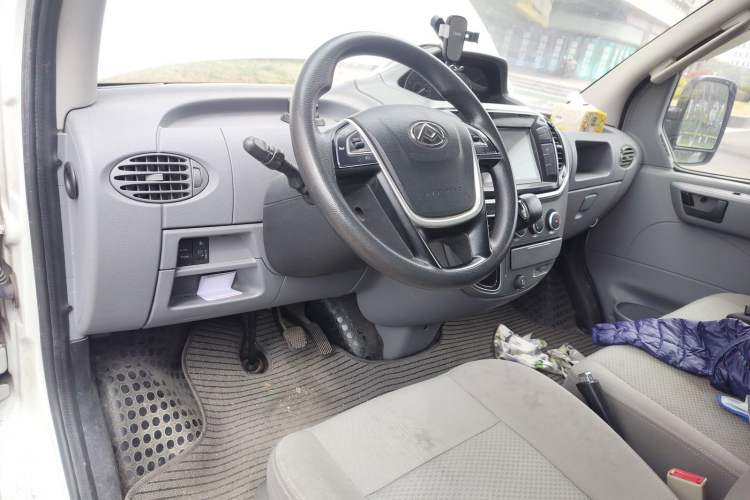 Used SAIC MAXUS Xintu V80 2020 2.5T AMT Classic City Distribution King Short Wheelbase Mid-Roof Design – 2/3 Seats Center Console