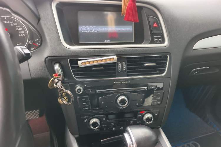 Used Audi Q5 2013 40 TFSI Technology Edition Audio And AC Panel