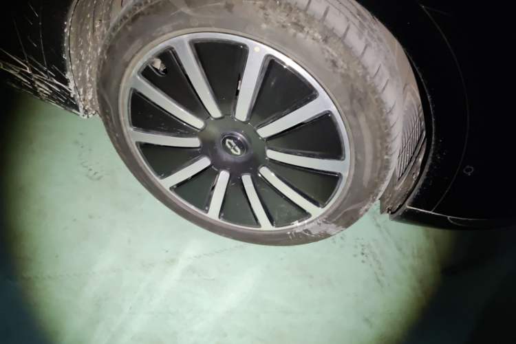 Used Hima AITO M9 2024 Range-Extended Ultra Version 52 kWh 6-Seater Model Right Front Wheel Hub