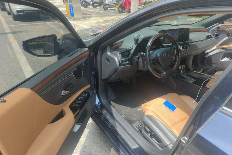 Used Lexus ES 2021 300h Executive Edition
