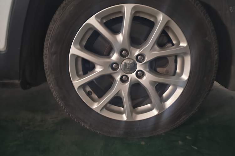 Used Jeep Cherokee 2016 2.0L Superior Edition Right Front Wheel Hub