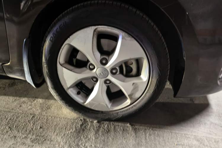 Used Kia Carens 2013 2.0L 7-Seater Automatic Standard Version China IV Standard Right Front Wheel Hub