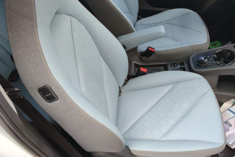 Used Chery QQ Little Ant 2022 Restyled Version Sweet Pink Edition Half-Sugar Version 28.8 kWh 30 kW 301 km Right Front Seat