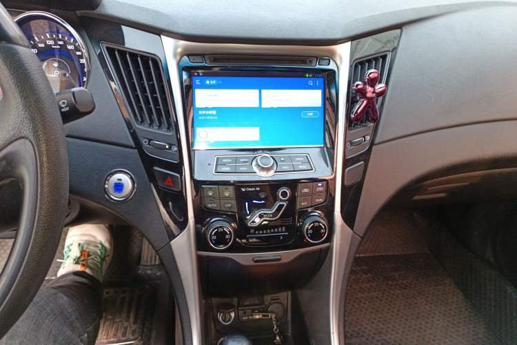 Used Hyundai Sonata 2011 2.0L Automatic Luxury Edition Audio And AC Panel