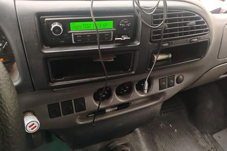 Used Ford Classic Transit 2013 2.8T Diesel Logistics Model with Short Wheelbase and Mid-Roof JX493ZLQ4