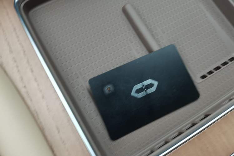 Used Hima AITO M9 2025 Extended-Range Max Version 52 kWh 6-Seater Edition Vehicle Key