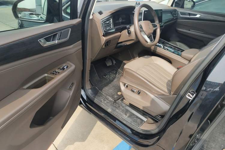 Used Volkswagen Viloran 2023 Facelift 330TSI Luxury Edition Driver Seat