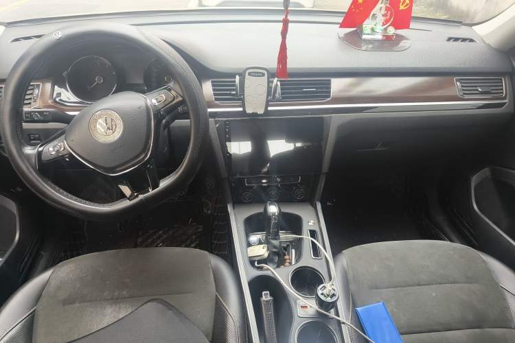 Used Volkswagen Bora 2016 1.6L Automatic Luxury Model Center Console