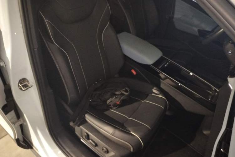 Used Volkswagen ID.4 X 2022 Pure Long-Range Version Right Front Seat