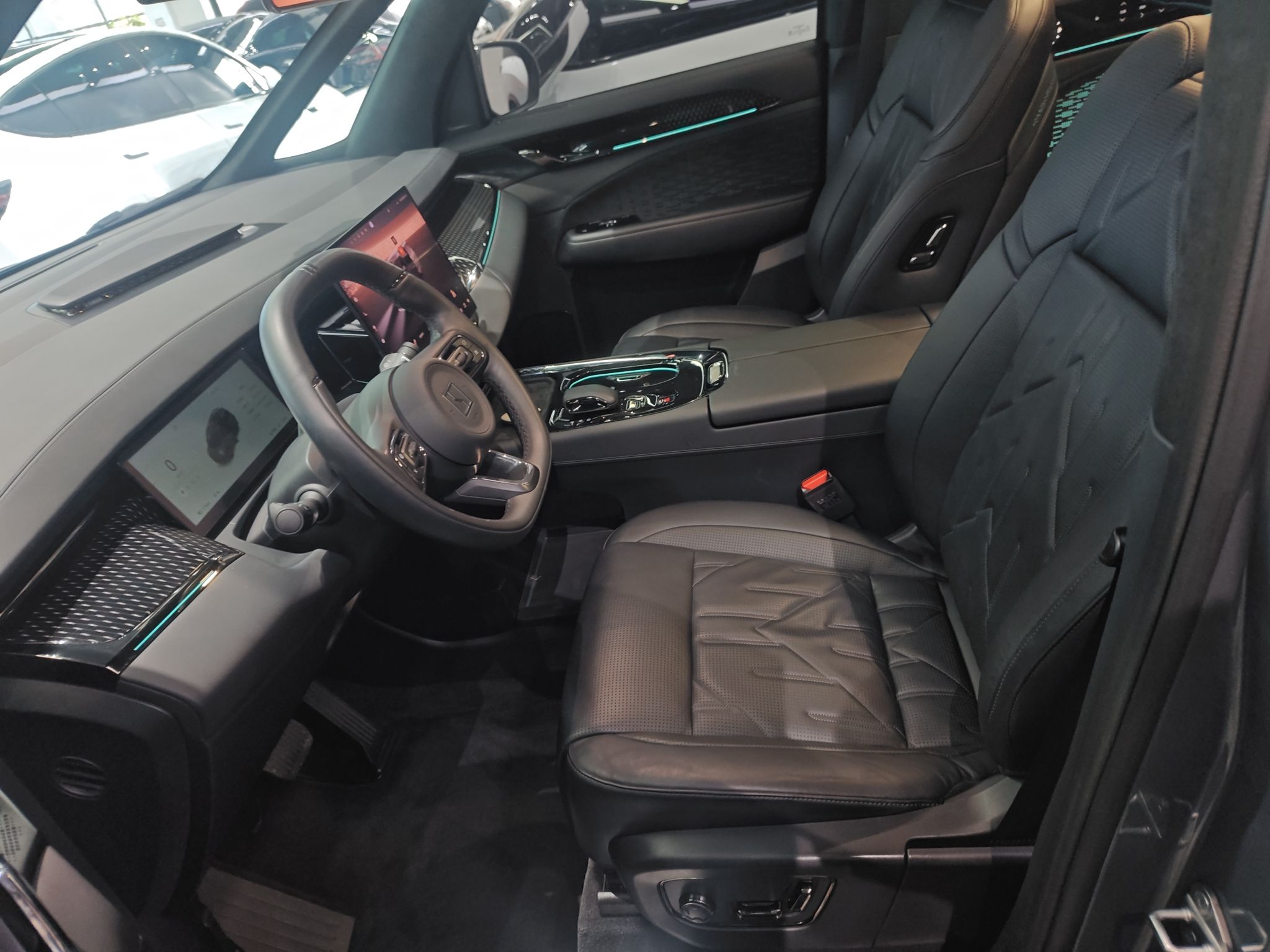 المقاعد الأمامية داخل السيارة