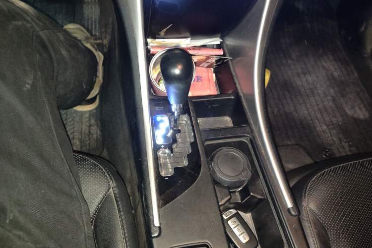 Used Hyundai Sonata 2011 2.0L Automatic Supreme Edition Gear Lever