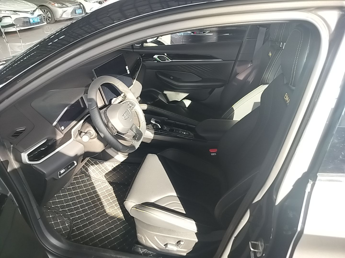 Geely Auto Coolray 2025 Bin Yue L 1.5T DCT Starlight Edition — снимка 18