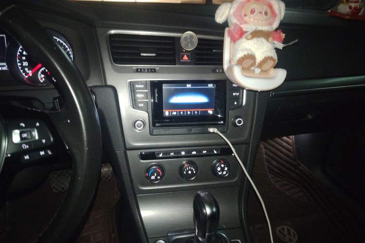 Used Volkswagen Golf 2016 230TSI Automatic Luxury Version Audio And AC Panel